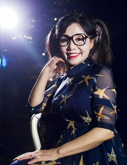 食指派:"酒吧一姐"手机里的解放西