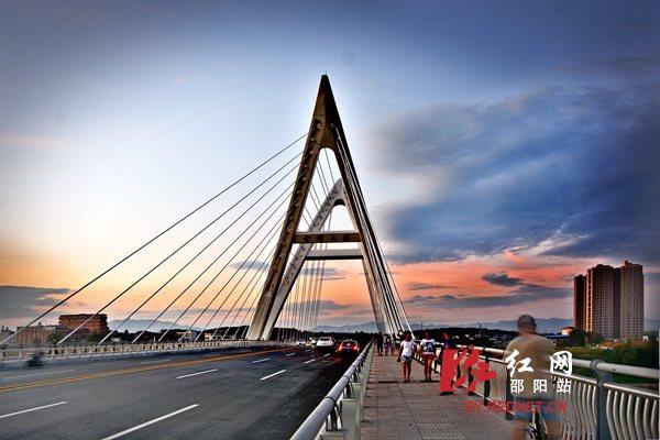 大鹏展翅邵阳雪峰大桥巧夺天工