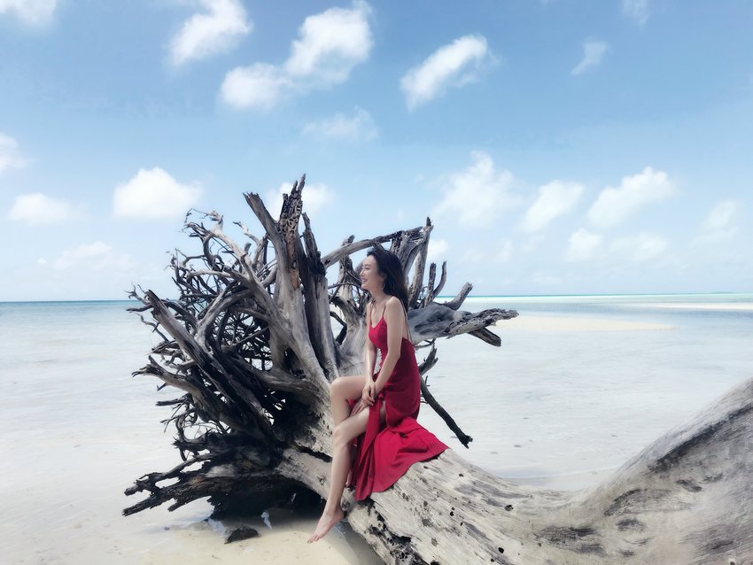 秦岚光脚漫步沙滩尽显风情 防晒不走寻常路(图)