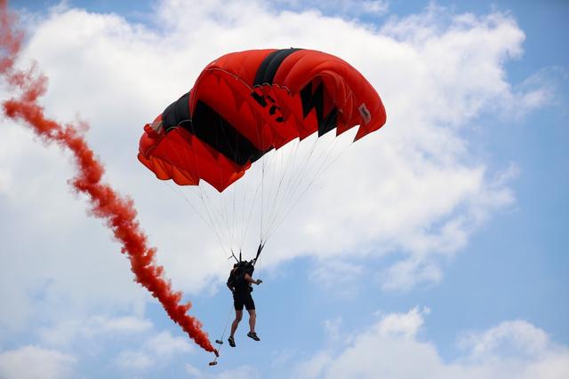 现场跳伞运动员还联手为大家准备了花式跳伞活动,让现场的观众大饱