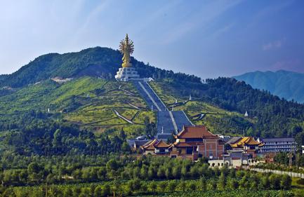 首先,去宁乡的路上,目前还能看到不少的油菜花,沩山风景区里面,千佛洞