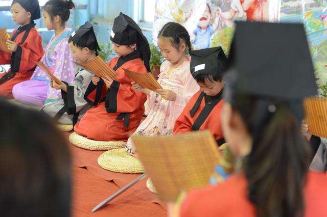 許多參與活動的孩子穿上漢服,體驗傳統師生禮儀,跟隨老師誦讀國學經典