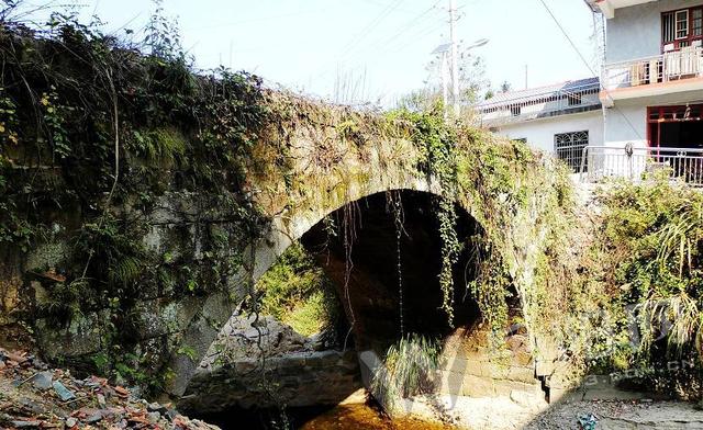 近日,岳陽縣文物所工作人員在岳陽縣月田鎮大坪村發現一座元代古橋