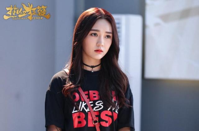 另一边走散的海明风遇到了孤军奋战的"小学霸"陈颖,两人一起跟裴辰冰