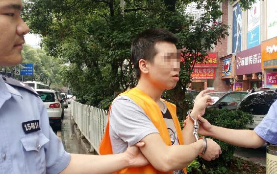 2014 年6 月6 日,陈江富带着手铐,被民警带到飞虹路指认现场.