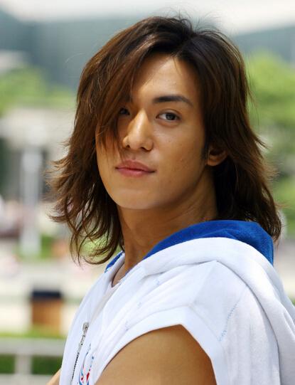 随后,在电影《大灌篮》里饰演校草萧岚,在《命中注定我爱你》中出演男
