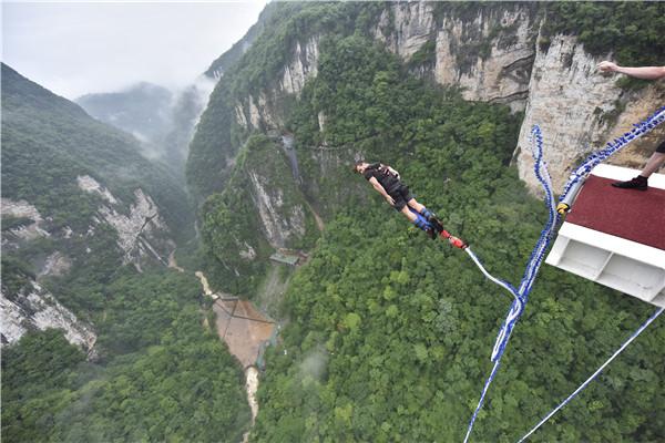 张家界大峡谷上演"勇者荣耀花式蹦极"