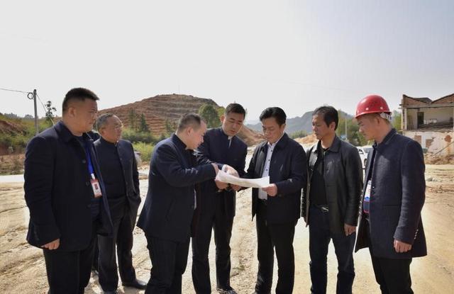现场对照图纸检查项目进度3月22日下午,平江县委书记汪涛携天岳幕阜山