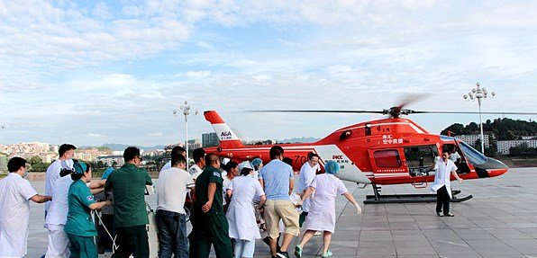 直升飞机降落沅陵!人民医院首例航空转运病人安全抵达湘雅附一