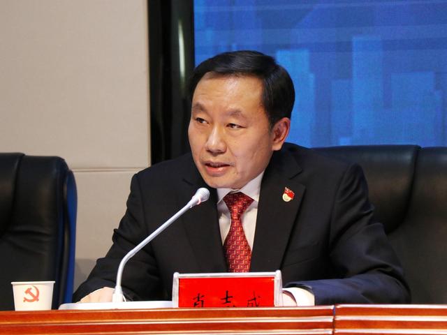 (娄底市安监局党组书记,局长肖志成答记者问 刘伟锋 摄)