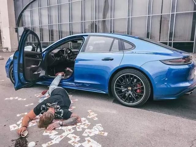 最近流行的"摔倒炫富"你能摔出什么来?