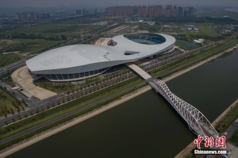 奥体公园"睁一只眼闭一只眼