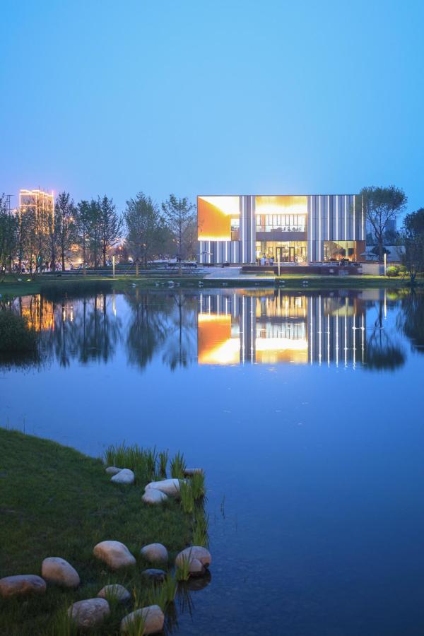 6月2日,位于文安新城核心的湖畔新都孔雀城,对外开放了示范区及主力