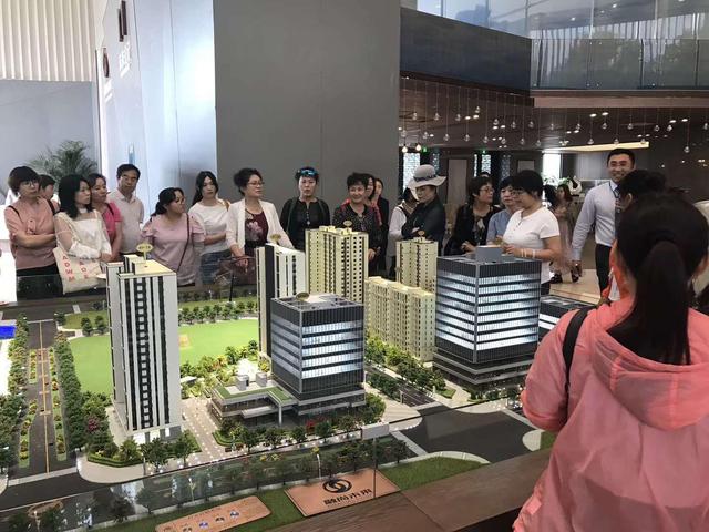 下雨也挡不住的热情 融尚未来周末雨中纳客