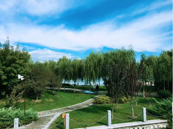 安家京西南，与湿地公园为邻