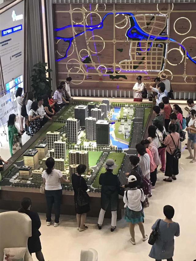 下雨也挡不住的热情 融尚未来周末雨中纳客