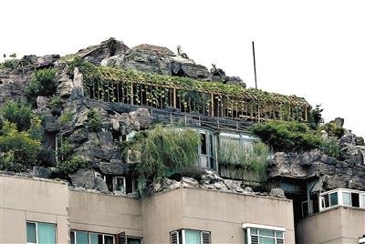 昨日,人济山庄b栋顶层上的"假山"别墅.