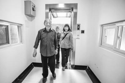 朝阳区一老楼装电梯 老人“秒上楼” 