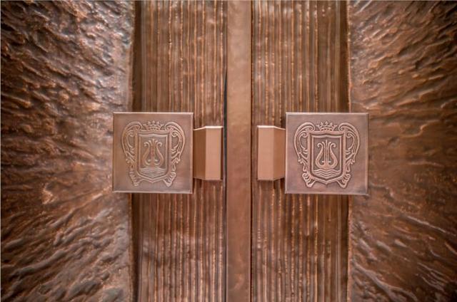 一扇紫铜门 映鉴大国工匠艺术修为