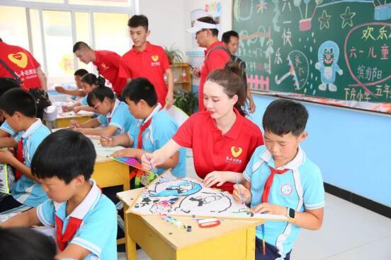 不畏酷暑 泰禾志愿者公益助学再行动