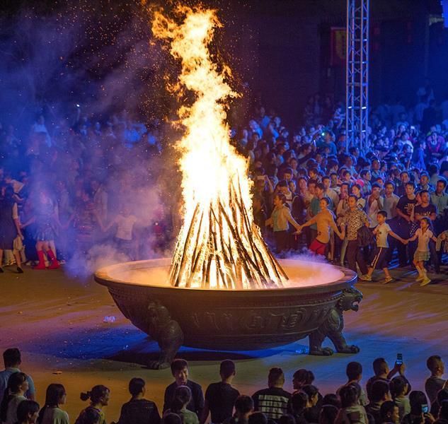 断;夜间,歌舞升平,灯火阑珊,活动不断,大型篝火狂欢晚会更是热闹非凡