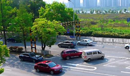 缓解拥堵又出新招!长沙城区道路首设调头待驶区