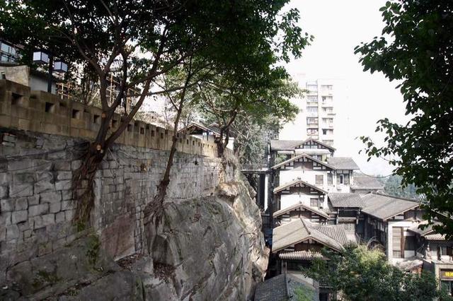 东水门老街位于东水门大桥下,东水门老城墙附近一带,一直就存在戳量