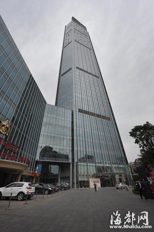 福州世茂国际中心 百米高空花园现违章搭盖