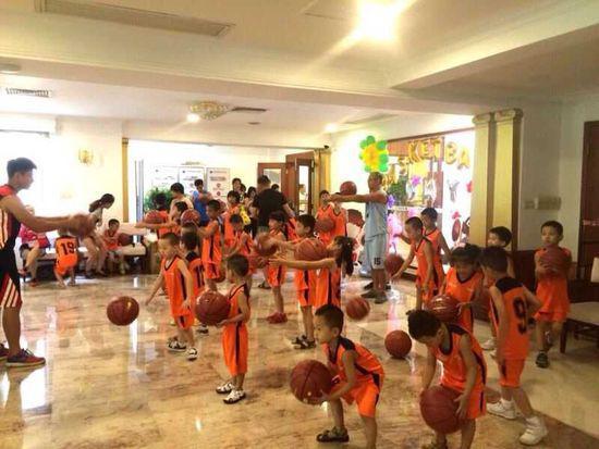 25翡翠绿洲惊现篮球小明星 刮起橙色旋风