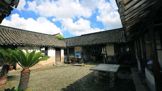 褚半农从小生活在莘庄镇东吴村褚家塘老宅,他说自己从小就生活在这样