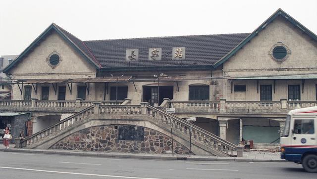 站,所在地就在我供职的学校边上,原来是沪杭线上的西站,后改为长宁站