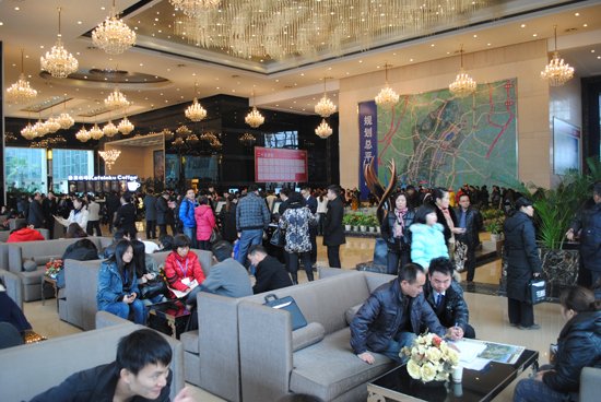 5万平方米的售楼部,现场真的是人山人海,有来自贵州各个小县城,重庆