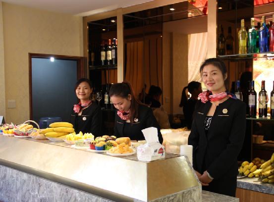 场已经停满车,客户更是如潮般的涌入营销中心,现场精心准备了精美点心