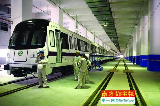 昨日早上,深圳地铁11号线首列列车抵达松岗车辆段.