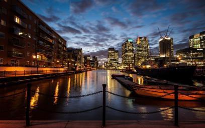 塔尖人物俯瞰都会盛璟