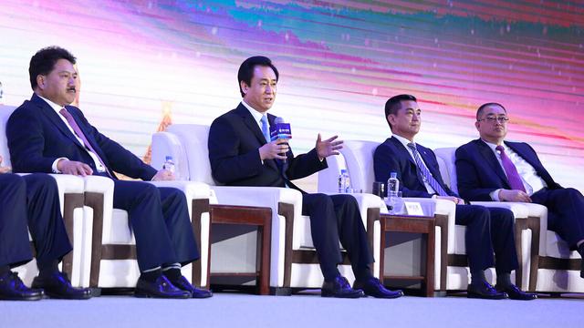 规格相当高,仅主体施工领域就包括中国建筑第四工程局董事长卢遵荣