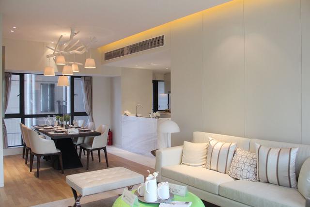 客厅开间3.7米,连着餐厅采光通风通透对流.