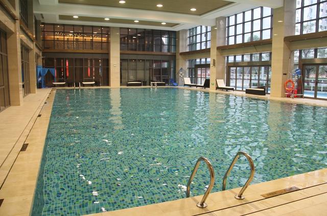 小区自带的游泳池