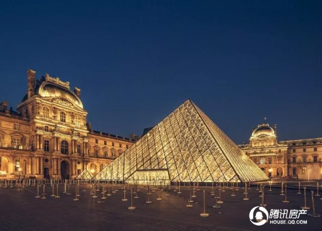 表示:穿过时代的质疑,赢得了世界无数的赞美,法国卢浮宫前巨大金字塔