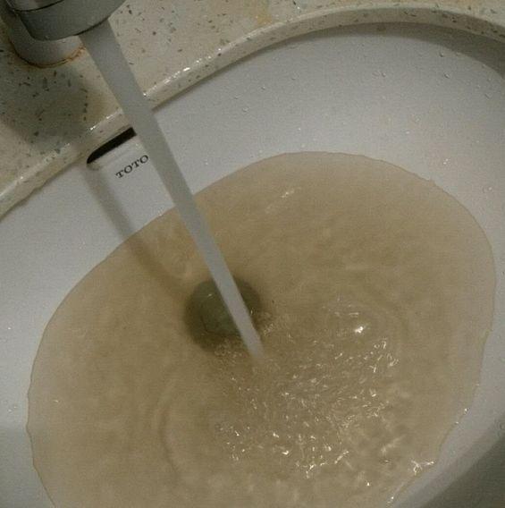 西安一小区生活用水水质浑浊 业主质疑是否达标