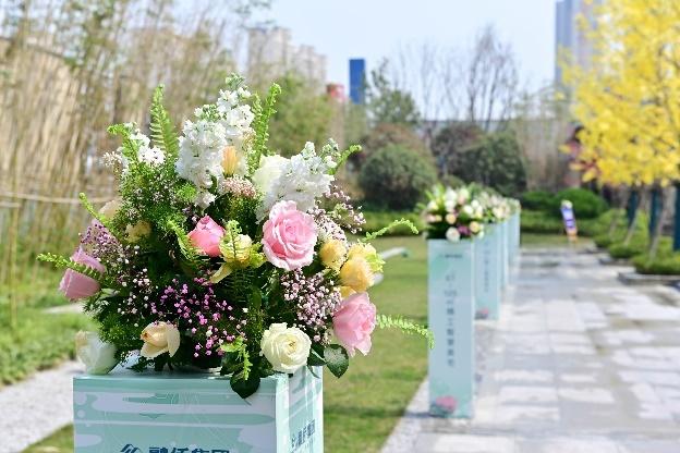 下午2点,各位品牌商家及业主代表陆续抵达会场,签到处比肩接踵,来宾们