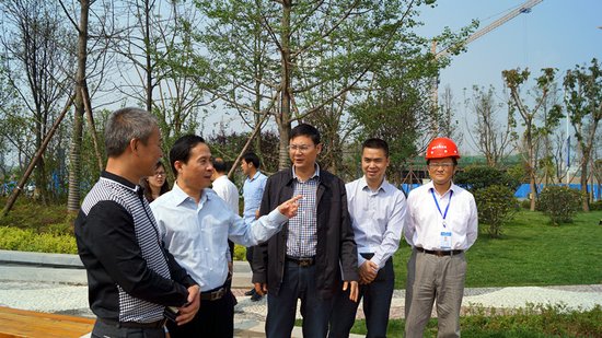 副市长杨恩林在中融置业董事长俞立陪同下参观大名城海洋科技园