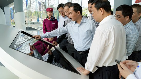 副市长杨恩林体验大名城智能科技化