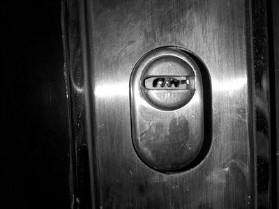 房门被胶水堵了锁眼 跟包阳台有关?