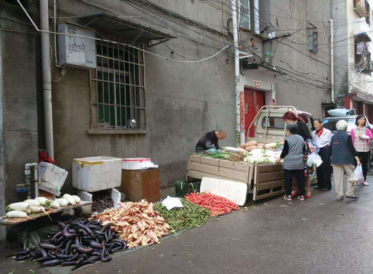 绵阳沿江一巷脏乱差 环卫工人莫奈何