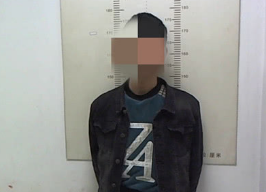 四个“杀马特”抢劫后集体换造型:想低调