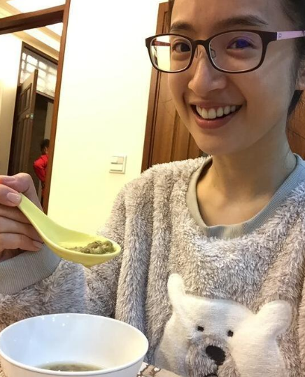 "照片中,林依晨一脸素颜,皮肤光滑白皙,戴着黑框眼镜,坐在桌前享受