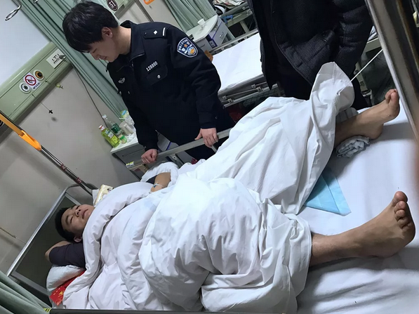 泰州一警察左大腿粉碎性骨折仍死死抓住嫌犯