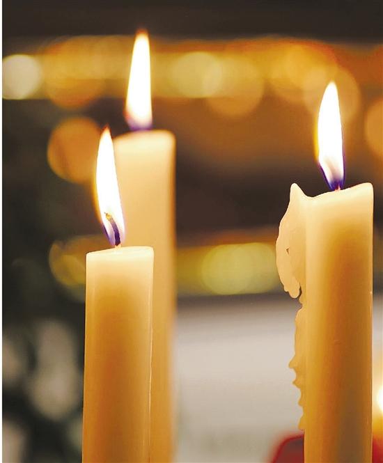 过去十分常见的停电应急必需品白蜡烛,对现在很多孩子来说就是稀罕物.