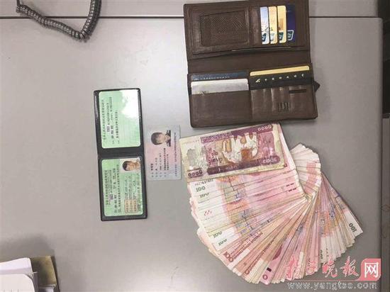 小学生捡到8000元现金 让妈妈交给警察叔叔寻失主